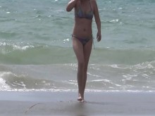 En la playa complazco a mi amiga y dejo que su hijastro se corra en mi coño.