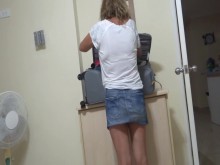 De vacaciones en la playa con la hermana de mi esposa, se luce, se masturba, me corro en su panocha peluda