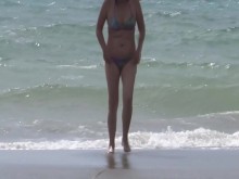 En la playa masturbación mutua con madrastra, gran corrida en su coño peludo