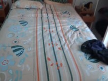 Me exhibo en la playa, se me ponen duras las pollas y un desconocido se corre en mi coñito peludo