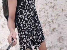 linda ladyboy en minivestido y sandalias camina en publico muy caliente