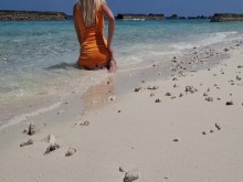 Jugando a lo perrito en la playa Olvídate de las bragas del vestido