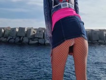 Mostrando su coño en una playa pública y squirt duro