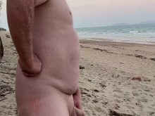 Desnudo, masturbación en la playa pública.