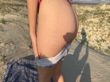 Latina caliente muestra sus pechos y tiene sexo intenso en la playa con su novio - real amateur