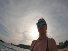 Chica tetona masturbándose, casi atrapada, avergonzada en la playa
