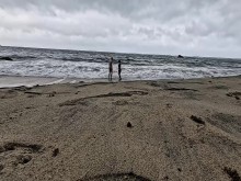 Latina culona se masturba en playa pública mientras la gente mira