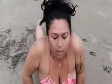 Latina en la playa ????