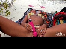 Mamada en la playa pública y follada anal