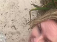 Milf británica de vacaciones chupa y folla en la playa de Cancún.