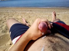 Hombre solitario corriéndose en la playa