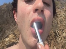 BUENA PEQUEÑA PERrita TRANS APLICANDO SU LÁPIZ LABIAL EN PLAYA DEL AMOR.