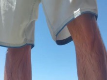 Mira a tu hermanastro orinar en la playa...