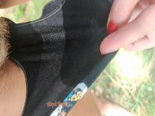 Mojando bikini con mi orina bajo las palmeras durante las vacaciones