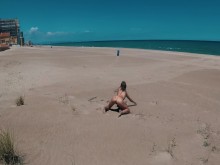 Impresionante chica nudista se divierte en una playa pública de Valencia. Desnudo al aire libre