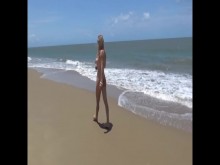 Desnudo en la playa