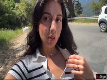 Cumwalk público junto a la playa y sexo arriesgado entre los arbustos