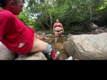 Hombre muestra y masturba la polla cerca de una mujer desconocida