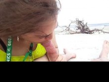 MILF tiene sexo al aire libre en una playa pública: hace una mamada y se la follan a pelo al estilo perrito