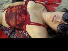 Una mujer en medias se masturba en una playa pública