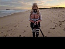 Criada mariquita en la playa nudista