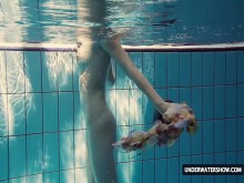 Caliente adolescente tetona Lera nadando en la piscina