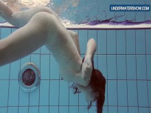 La amateur Lastova continúa nadando