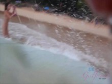 De vacaciones con la estrella porno Vina Sky colgando en la playa y jugando con su coño en el coche