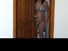 Después de lucirme en la playa, volví al apartamento con mi hijastro y nos masturbamos.