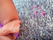 BIDISA TALES ABRE UNA FEROZ ESCENA DE ORINA EN LA PLAYA EN SOLITARIO