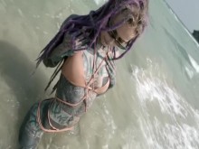 Rastas muy tatuadas Anuskatzz vacaciones en el océano se burlan de Lily Lu