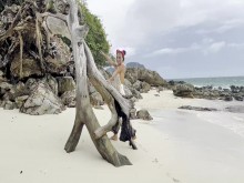 Monika Fox nada en el mar y se folla el coño con un gran consolador en una playa de arena blanca