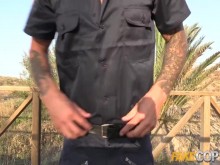 Fake Cop Cute Teen se folla a un policía en una playa nudista