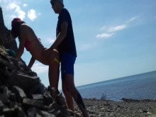 Real amateur a cuatro patas en la playa pública. Sexo al aire libre.