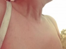 caminando en topless