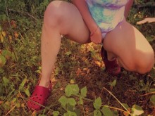 Pelirroja orinando en el bosque cerca de la playa pública y mostrando sus grandes tetas soleadas