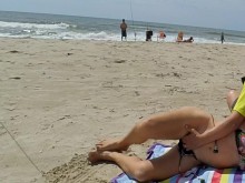 REAL AMATEUR PAJA PÚBLICA ARRIESGADA EN LA PLAYA!!! GENTE CAMINANDO CERCA...