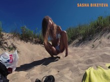 PISS PISS TRAVEL - Sasha sonríe y orina alegremente en la playa pública