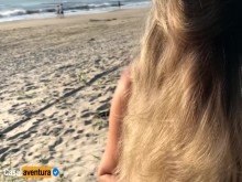 Sexo público amateur real arriesgado en la playa 2 !!! Gente caminando cerca...
