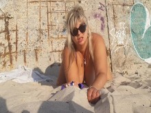 Las mujeres se quitan las bragas en público. A ella le gusta jugar en la playa salvaje.