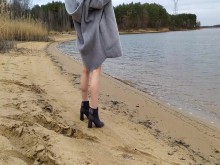 Milf caminando por la playa cerca del lago y mostrando su ropa interior
