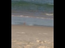 Chico caliente gran pensionista buceando en la playa joven panadero muy caliente