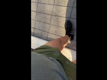 Anillo para el pene transparente a través de pantalones cortos caminando por la playa