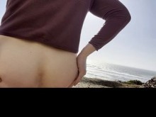 ADOLESCENTE TRANS FOLLANDO EN LA PLAYA ES ATRAPADA Y HUMILLADA