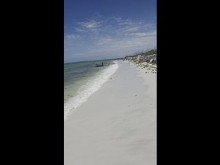 Paseo desnudo en la playa pública