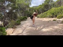 vlog 1 Lissa Brown va a una playa nudista para grabar un vídeo personalizado follando al aire libre