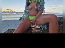 mostrando tetas y coño en una playa pública, terminando con masturbación