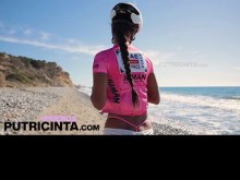 Putri Cinta muestra sus duras tetas redondas a lo largo de la orilla de la playa