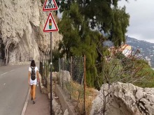 PEE público en mi camino a una de las playas del Mediterráneo.