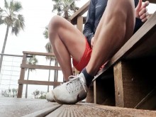 Placer arriesgado en la playa pública - ¡Masturbación de gran polla hasta que casi lo atrapan! hotsportfitboy